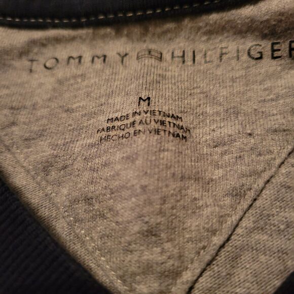 Men's Size Medium Tommy Hilfiger V-neck T-Shirt - Picture 3 of 3